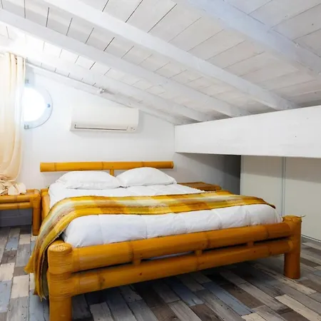 Exceptionelle Les Pieds Dans L'eau Йер